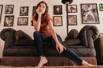 How To Make A Girl Feel Comfortable: 11 Must-Know Tips For Men